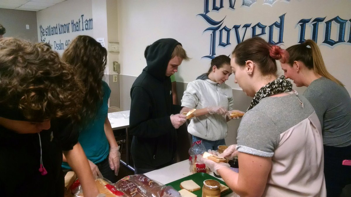 GreecePhoenix's tweet photo. REC students and staff give back to our community @OpenDoorMiss111 @GreeceCentral #recgivesback https://t.co/YvTfKf2wKh