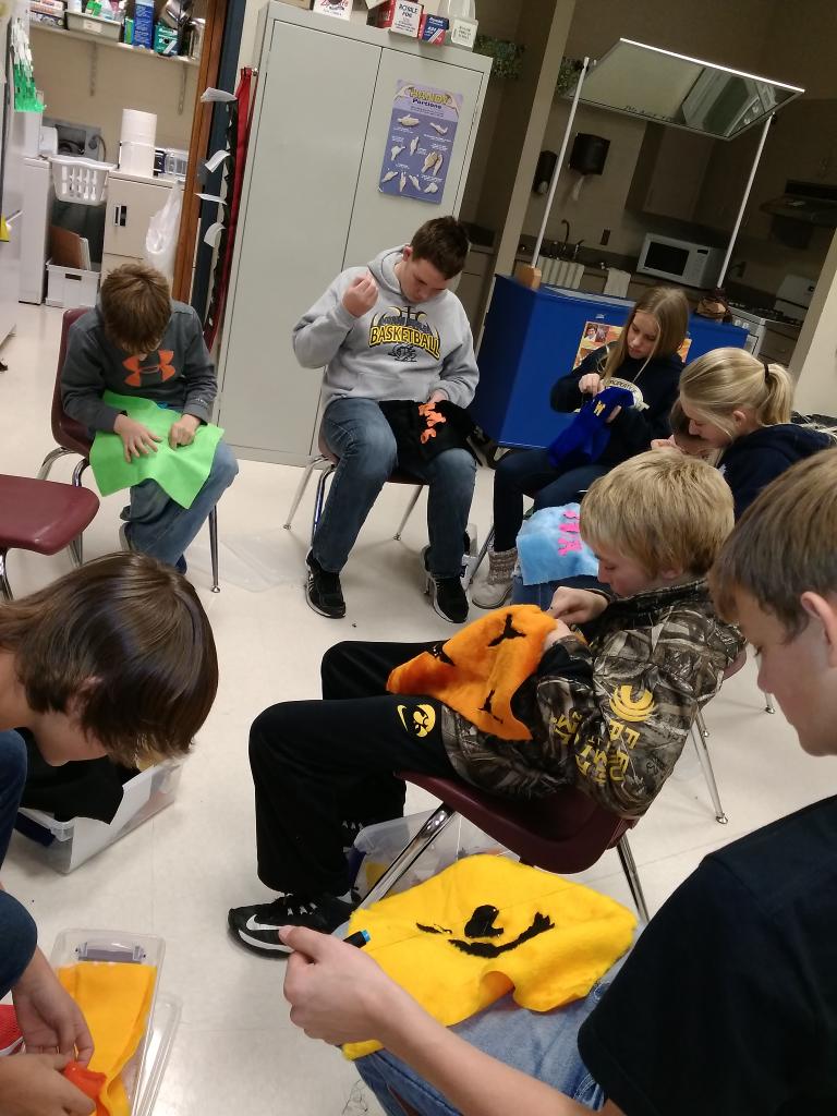 Mary50441's tweet photo. Bringing back sewing circle #NBBearcats #student engagement https://t.co/nGJpim7ojD
