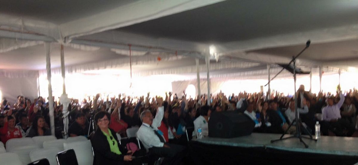 Aaah!!! Veo ésta foto y me emociona , esperaba a unas 500 personas en mi conferencia "Vive" y llegaron casi 2 mil 🎶🙏🏼💜💓GRACIAS!!