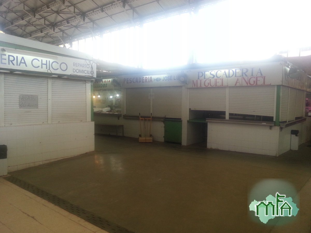 Situación actual de la emblemática estación de San Bernardo en Sevilla.
Todo un mercado de verduras, frutas y carnes.