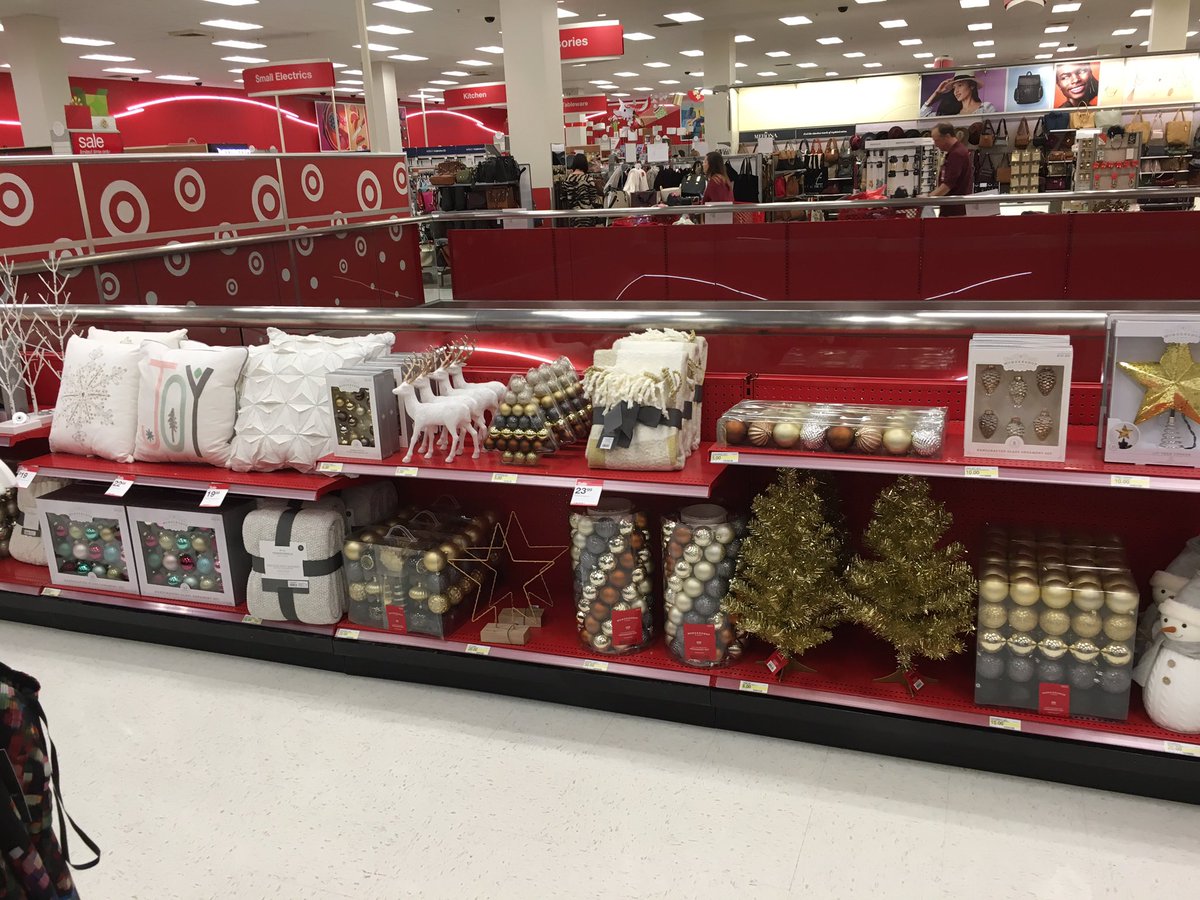 VMLStephanie's tweet photo. Clearing the back room today! #G199Fillourhouse #VMLstyle #targetmerchandising @MurrayWWilliams @ContrucciJoe @JenieBrisson @Adam_Reiter https://t.co/EX4nmwEVp9