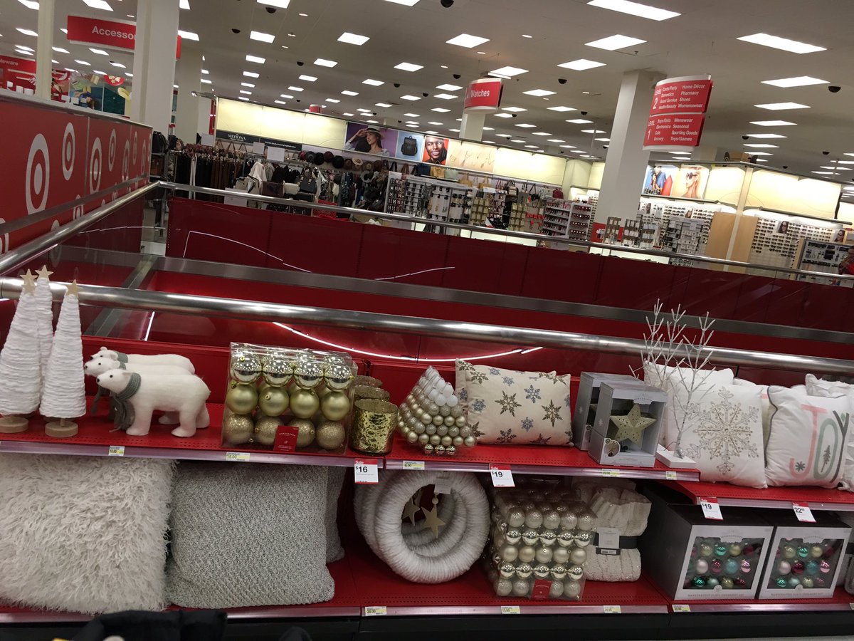 VMLStephanie's tweet photo. Clearing the back room today! #G199Fillourhouse #VMLstyle #targetmerchandising @MurrayWWilliams @ContrucciJoe @JenieBrisson @Adam_Reiter https://t.co/EX4nmwEVp9