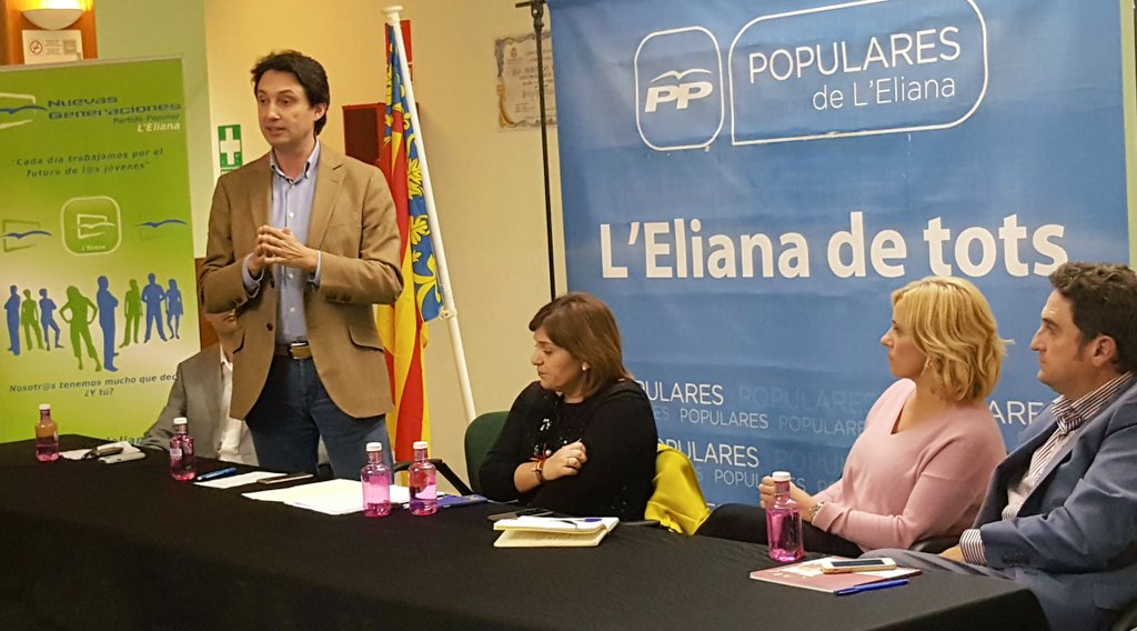 popularsval's tweet photo. .@VicenteBetoret con @isabelbonig y @carmencontelles en L'Eliana, escuchando y tomando nota de las preocupaciones de los afiliados. https://t.co/zJTCgvhfS6