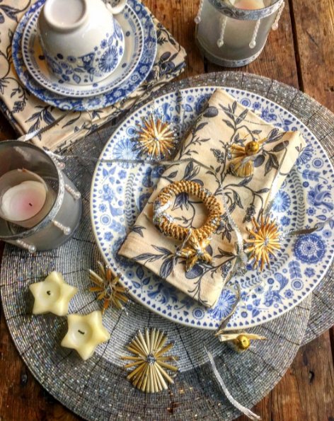TheCaravanTrail's tweet photo. Penzance at Christmas! Only 39 Days to go!! Thanks #Penzance #Christmastable #thecaravantrail #tabledecor https://t.co/1R9cRN6yUK