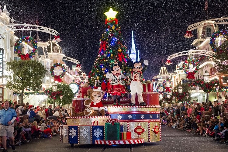 FeltrimGroupOrl's tweet photo. Como se o #MagicKingdom já não fosse mágico o suficiente, o parque fica ainda mais encantador no período natalino! https://t.co/RJFUFT3SJx