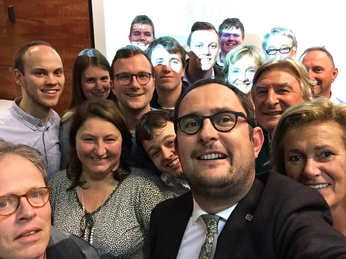 VincentVQ's tweet image. Kortrijkse recepten (1777, volksBBQ, Kortrijk Spreekt,...) voorgesteld aan bestuur OpenVld Knokke-Heist. #opnaar2018 #receptenboek