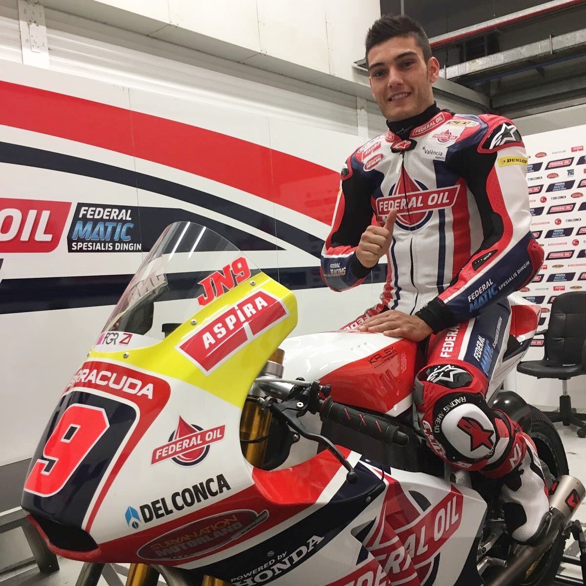 PlaymakerAG's tweet photo. First day for the little ones! / ¡Primer día para los pequeños! ✊🏻😜 #PlaymakerRiders #GrowingTogether #Moto2 #Moto3 #JN9 #JM88 #AA14 #Jerez https://t.co/EbQyKCjhzI