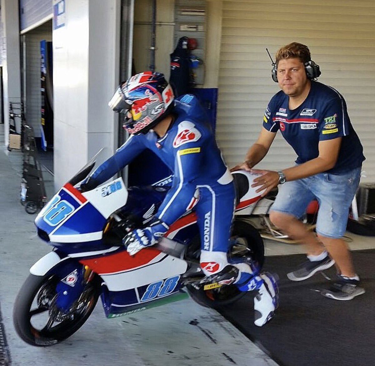 PlaymakerAG's tweet photo. First day for the little ones! / ¡Primer día para los pequeños! ✊🏻😜 #PlaymakerRiders #GrowingTogether #Moto2 #Moto3 #JN9 #JM88 #AA14 #Jerez https://t.co/EbQyKCjhzI