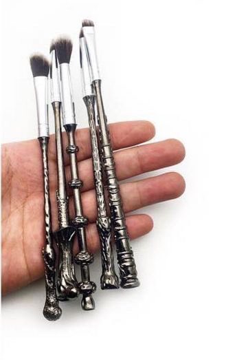 EmilyJamesMUA's tweet photo. For all my Harry Potter fans...wand inspired make-up brushes! #HarryPotter #magical #wand #brushes #makeup https://t.co/38npONcANC