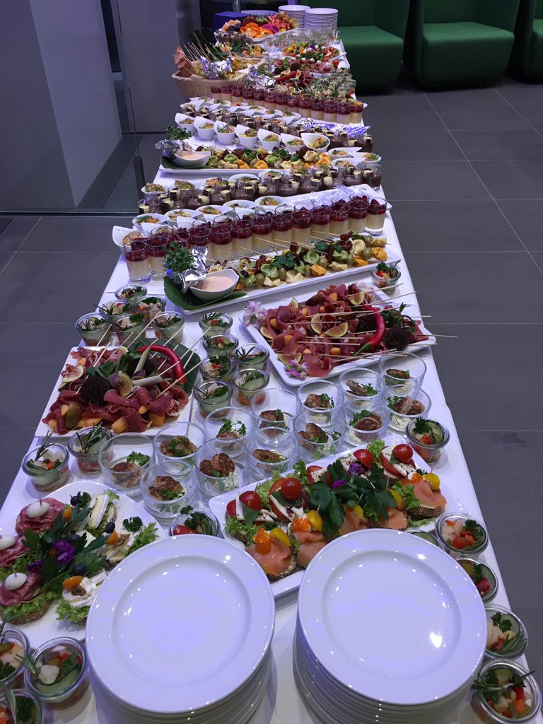 aida_cruises's tweet photo. Die Spannung steigt. Gleich geht es los beim Pressestammtisch im AIDA Home in #Rostock. https://t.co/YMWqSxZR1d