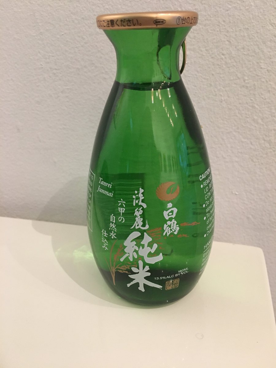 TheLadiiG's tweet photo. When your friends love you and bring you sake ☺️
#Hakutsurusake https://t.co/itmJBkFdxJ