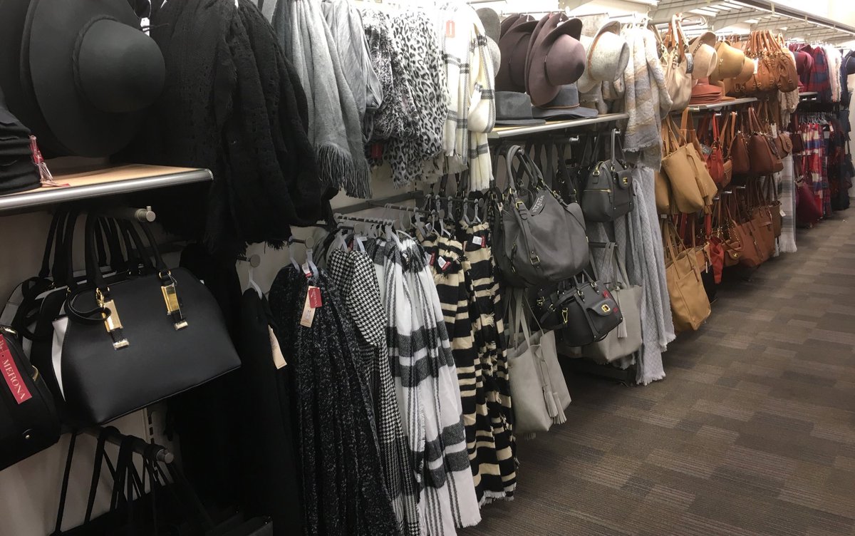 NoemiJMolina's tweet photo. Lots of bulky scarves? Maximize the back wall! #itsgettingcoldoutside #VMTL @TargetStyle @Lmpatajo @awgreberTGT @adolfopandoiii @carylmonte https://t.co/jHQjPB94Kx