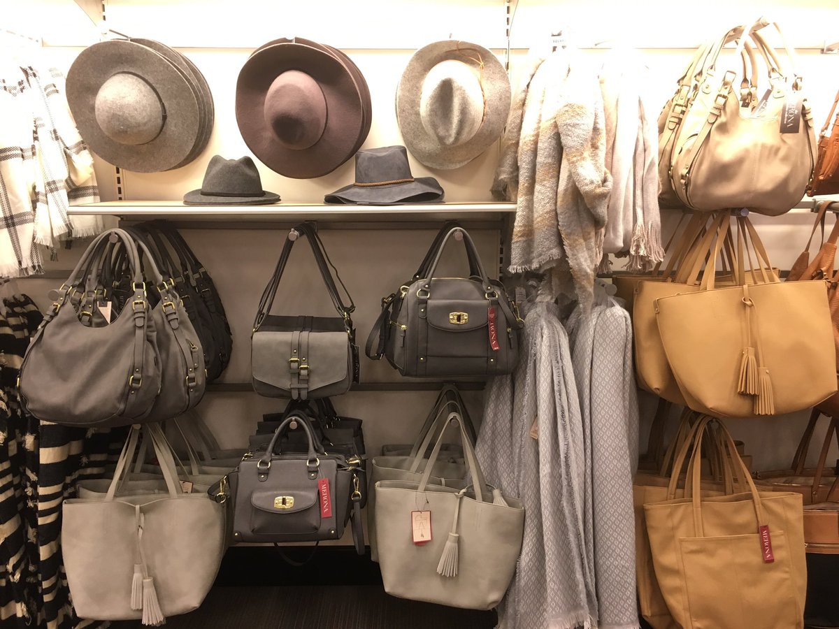 NoemiJMolina's tweet photo. Lots of bulky scarves? Maximize the back wall! #itsgettingcoldoutside #VMTL @TargetStyle @Lmpatajo @awgreberTGT @adolfopandoiii @carylmonte https://t.co/jHQjPB94Kx