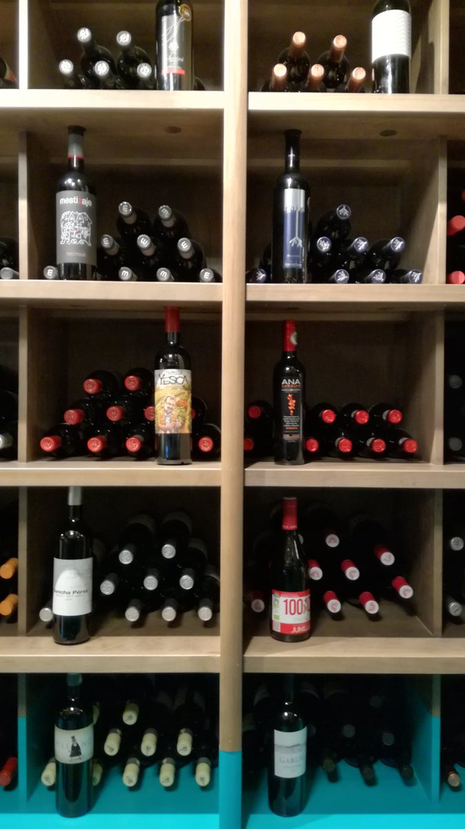 FranLeonCor's tweet photo. Lugar de experiencias, espacio de sorpresas y combinación que necesitaba #Sevilla.
@ladelamalauva, una vinoteca singular y única. #malauvers https://t.co/0nsmyY7TXx