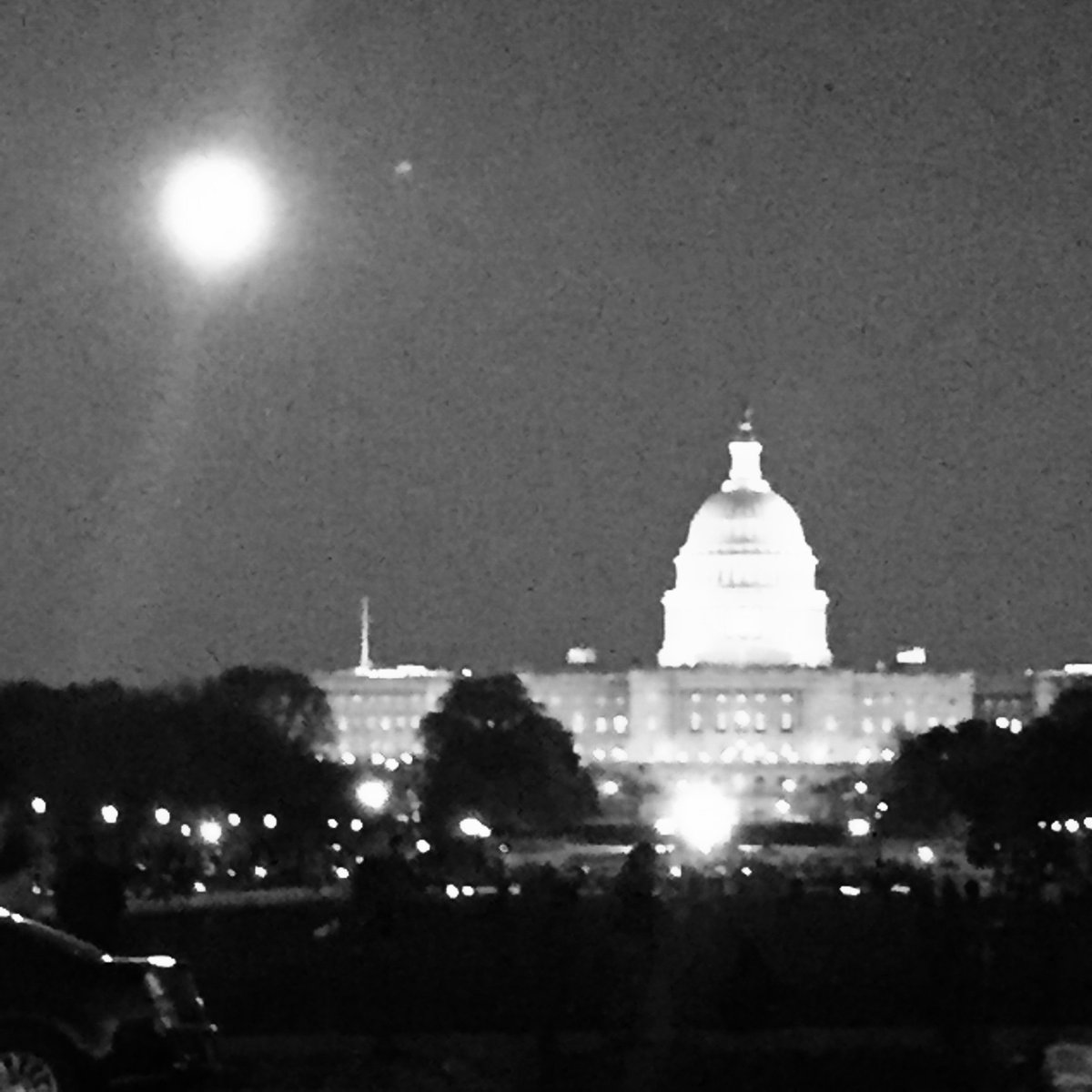 Huntshounds's tweet photo. Supermoon in Washington DC!  Did you see the supermoon?  #2016supermoon https://t.co/cQMYR67AcS