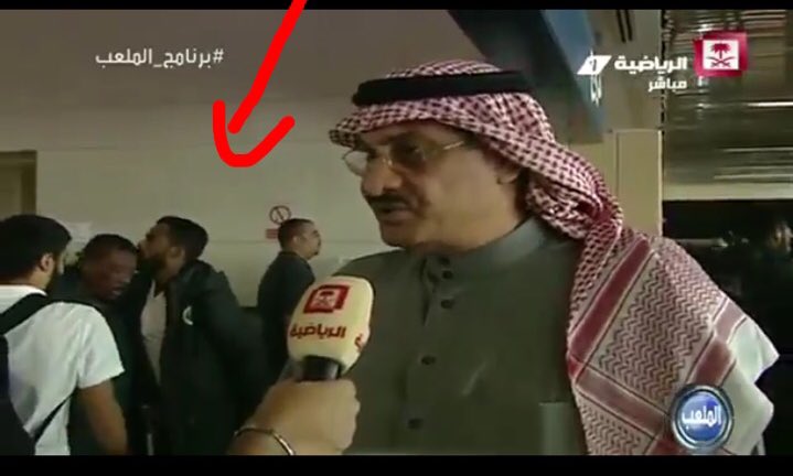 عبدالله الغليميش مسؤول العدة والأدوات مع المنتخب منذ عام 83،لم ارى فقط نواف في هذه الصورة بل كان قبله عدد من اللاعبين يقبلون رأسه عند الوداع