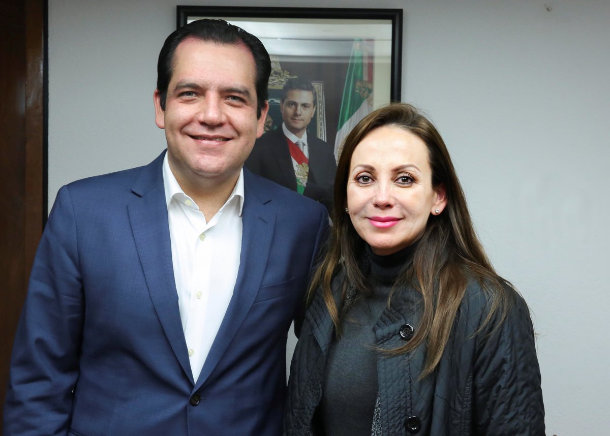 paula_hdz's tweet photo. Un gusto saludar en @Prospera_MX al Senador Roberto Armando Albores #Chiapas https://t.co/5itClKMSns