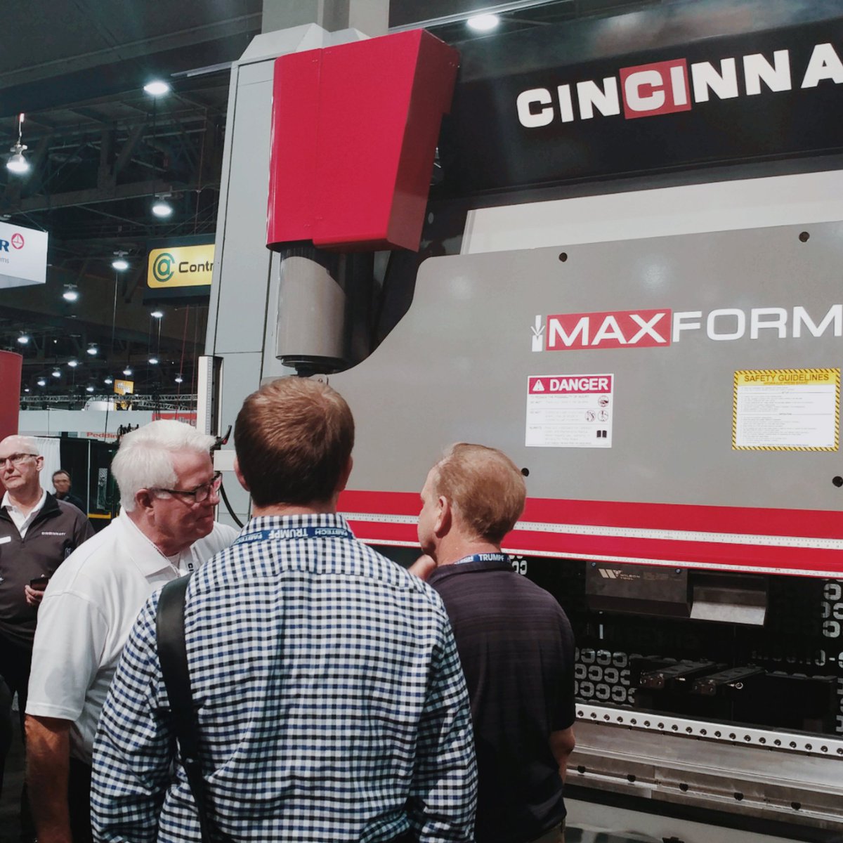 CINCINNATI_INC's tweet photo. CI Engineer, Dave Edison is presenting our redesigned #Maxform! See a demo @ booth C31102! https://t.co/8vfeVhUvvz