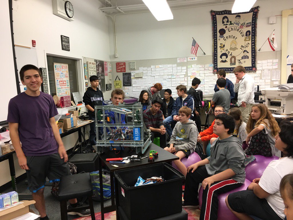 ValleyViewRobos's tweet image. The first joint meeting with @ValleyViewRobos and @CPHSfalcons Robotics at @ValleyViewJags. #mdusdpride @MtDiabloUSD