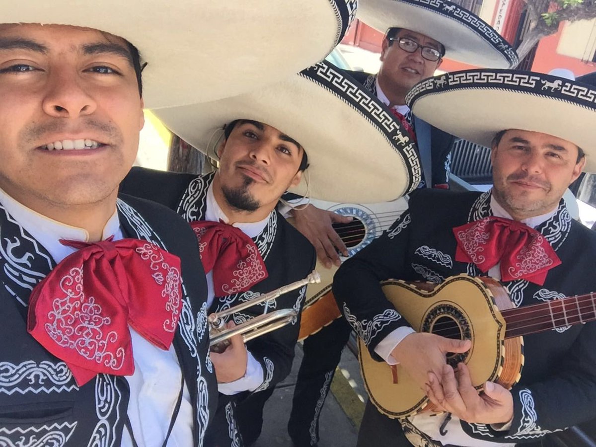BerriosLorna's tweet photo. No se pierda en la red @montecarlocl en el #ProgramaConfidencias con @erojasy el grupo mariachi colonial https://t.co/zHz0Mo5GGU