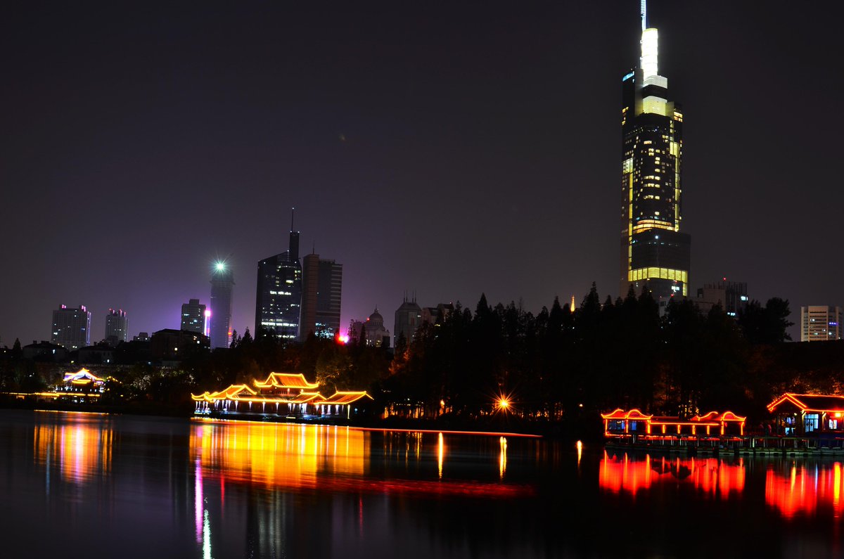 abcde_cn's tweet photo. night view of #Xuanwu lake& #zifeng tower in #nanjing, the 7th tallest building in the world. https://t.co/Lm2O7tjFIo