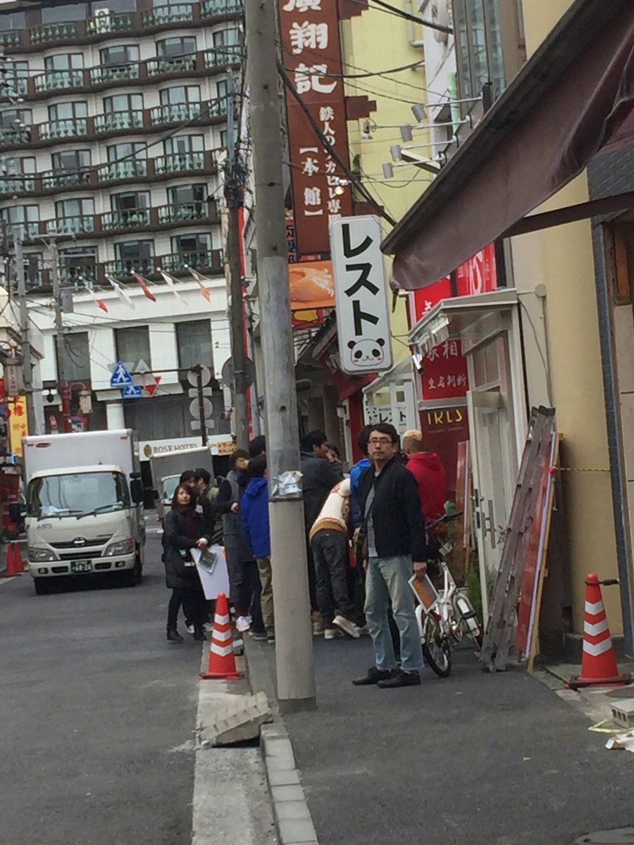 saori629's tweet photo. 昨日11/16(水)北山くんは中華街にて、もしツア撮影。白と茶色のニットが北山くん。ゲストに向井理さんと佐藤二朗さん。

そして本日11/17(木)キスマイメンバーはベストヒット歌謡祭のため朝から飛行機移動で大阪へ。この後PON!にも生出演。 https://t.co/mTDWDTz01C