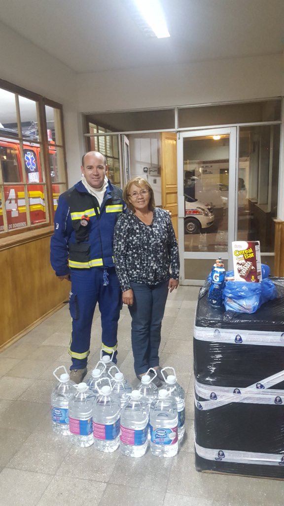 Central_CBO's tweet photo. Se agradece a la Familia Berrios Ogalde que dona 50 lts de agua y barras cereal para Voluntarios que combaten el Incendio Forestal https://t.co/1jGS5X5RMp