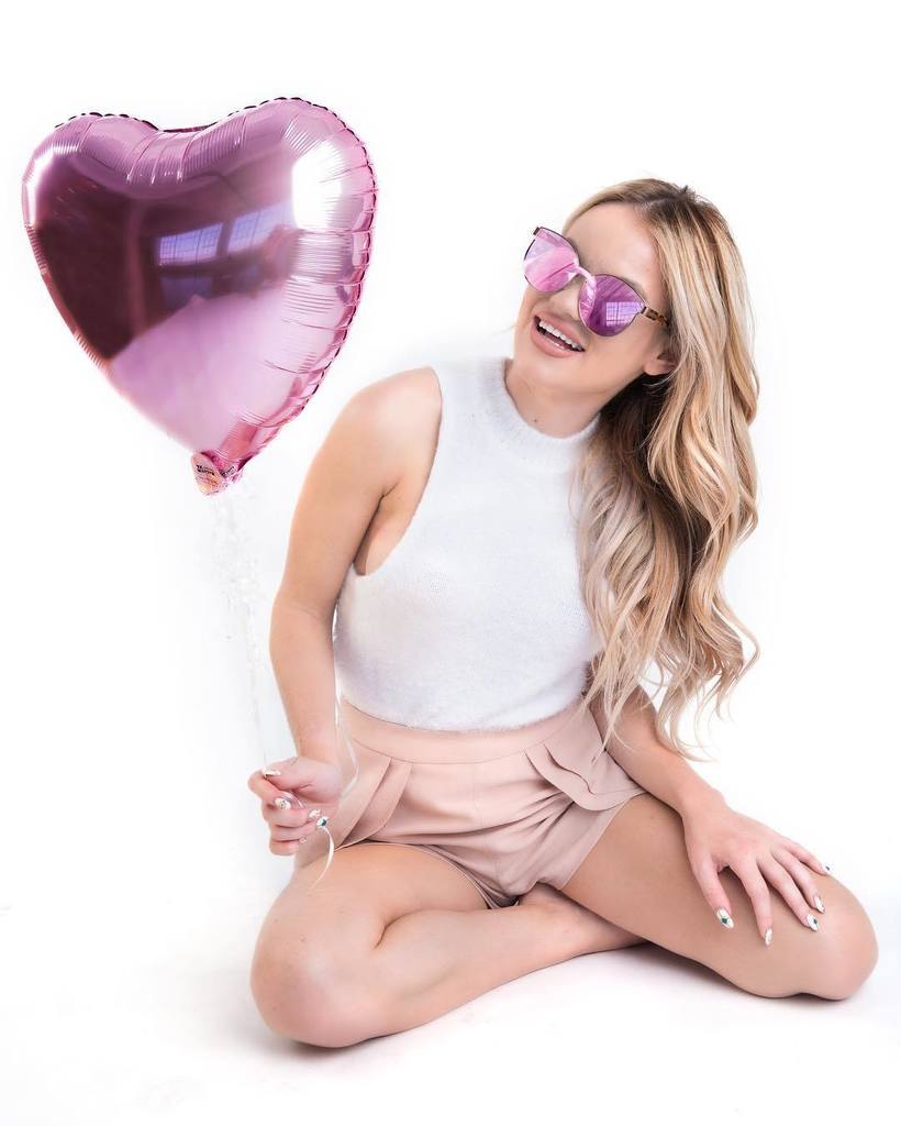 The gorgeous Polina Beregova (@pbbunny97t) really knows how to spot the perfect frames for… ift.tt/2firfSZ