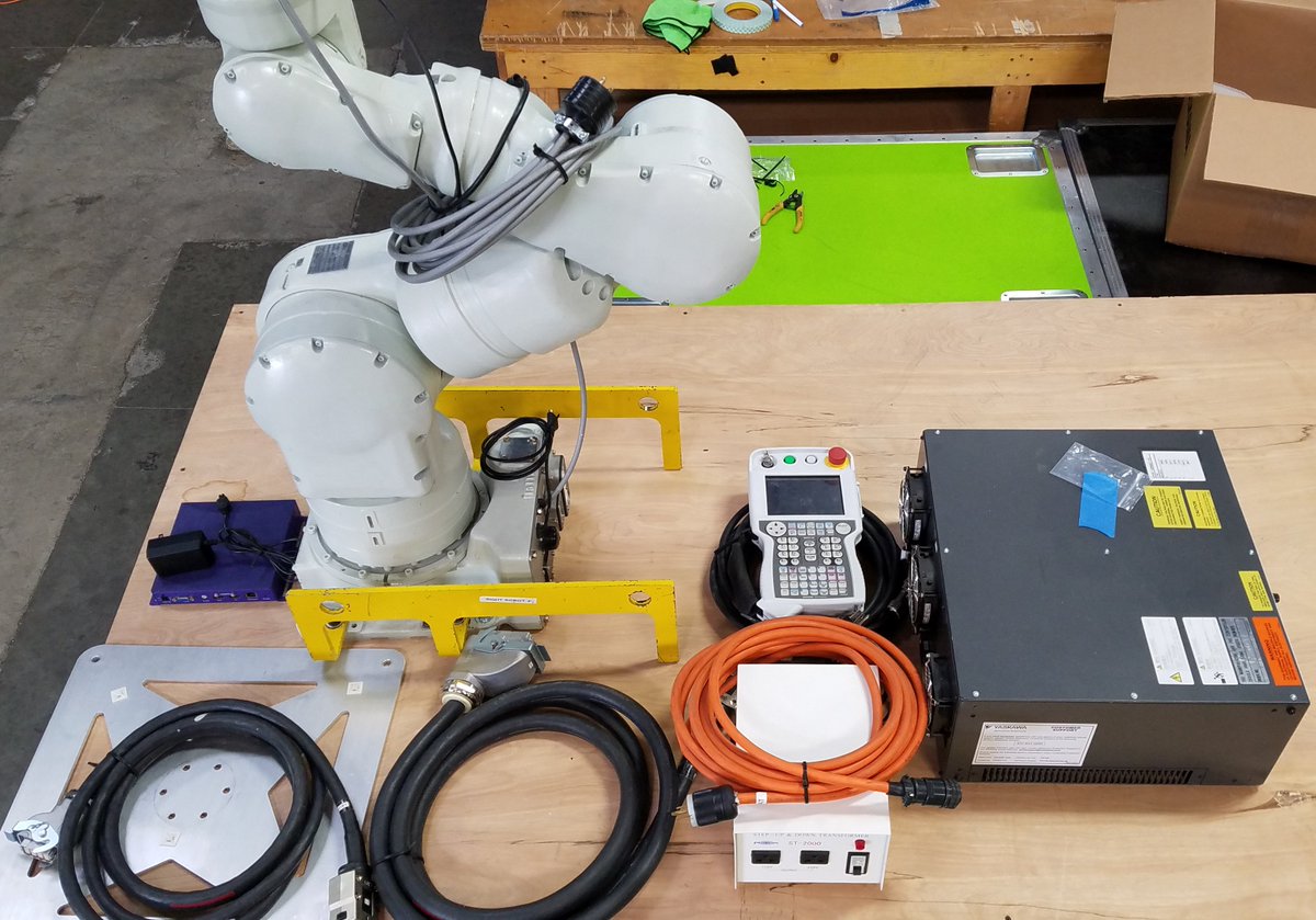 Tojek_VFX's tweet image. One more soldier in the @AndyRobot army getting packed and loaded for reassignment and purpose transfer, #roboscreen included of course.