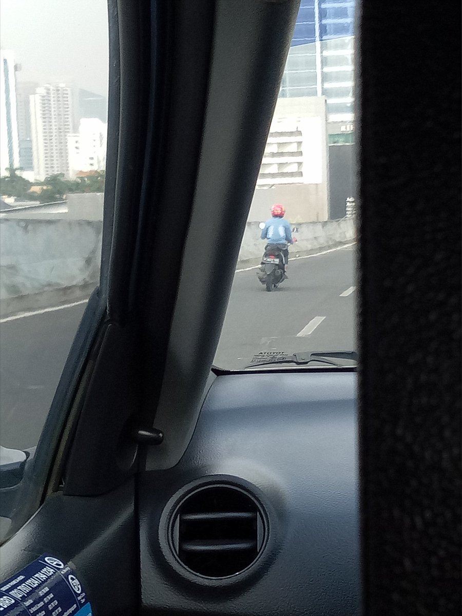 iinsofjan's tweet photo. @TMCPoldaMetro ini beberapa foto yg sempat saya ambil pagi ini di jln layang Kasablanka-KH Mas Mansyur.. https://t.co/1jzdXExXwf