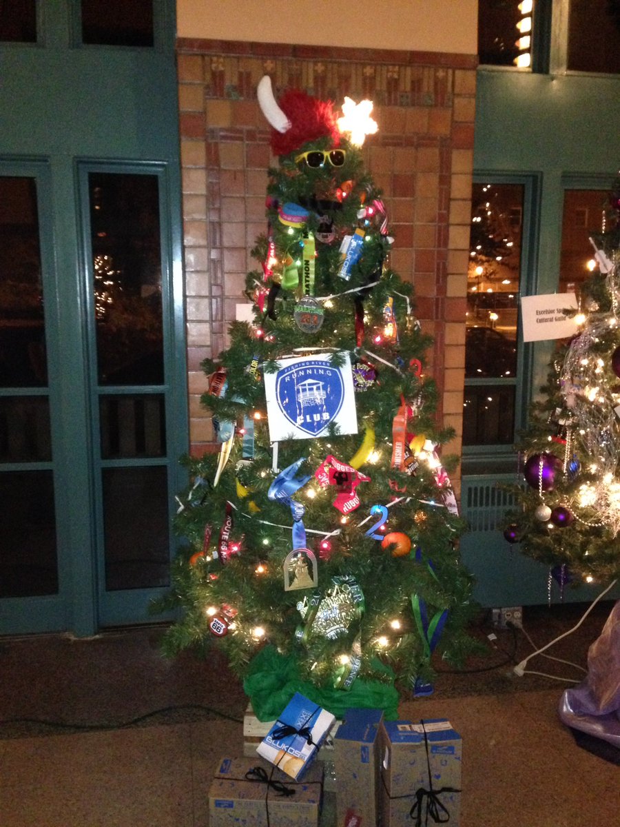 RussellWenz's tweet photo. Fishing River Running Club annual Christmas tree decorated!  #RunHappy #BrooksRunning #FRRC https://t.co/qivgfYrUql