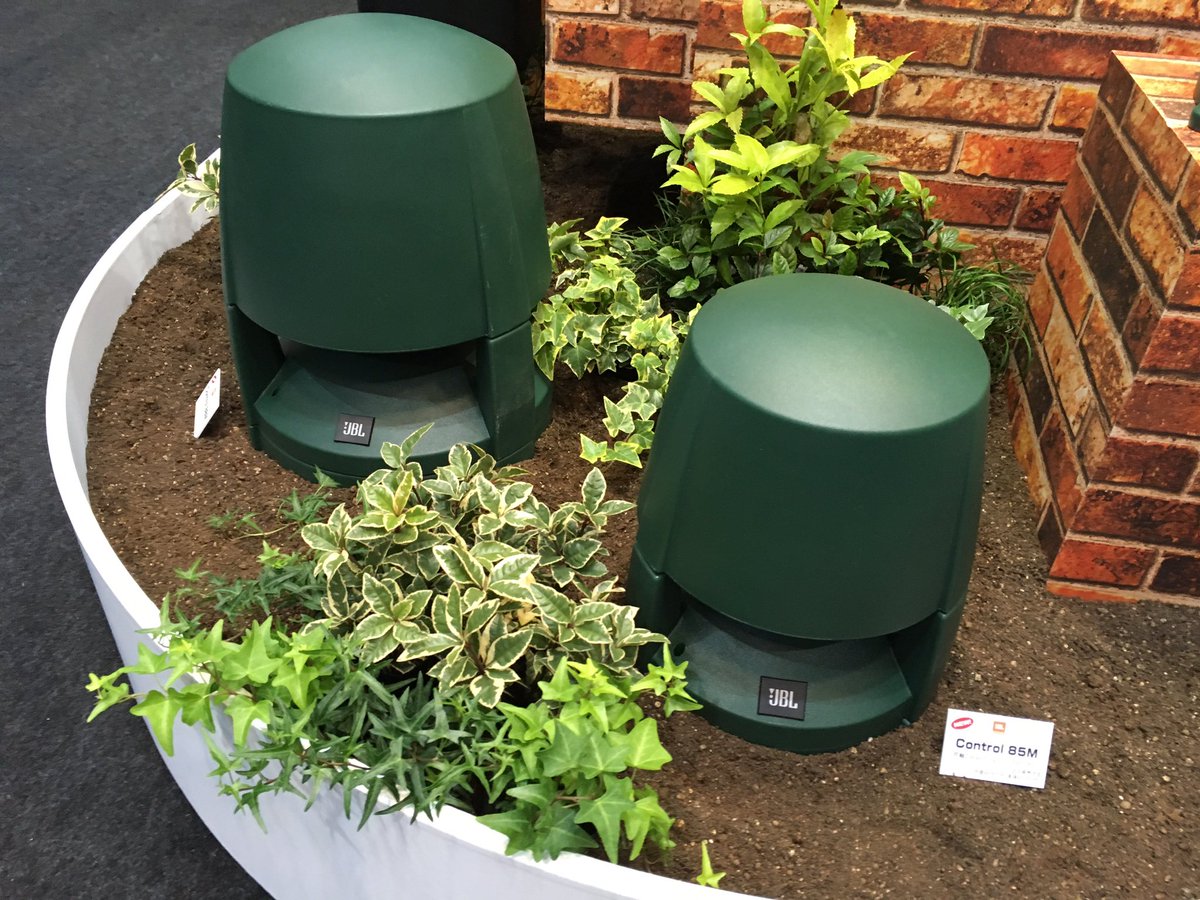 屋外用防滴スピーカーJBL PROFESSIONAL Control 85M。ボトム部分は土に