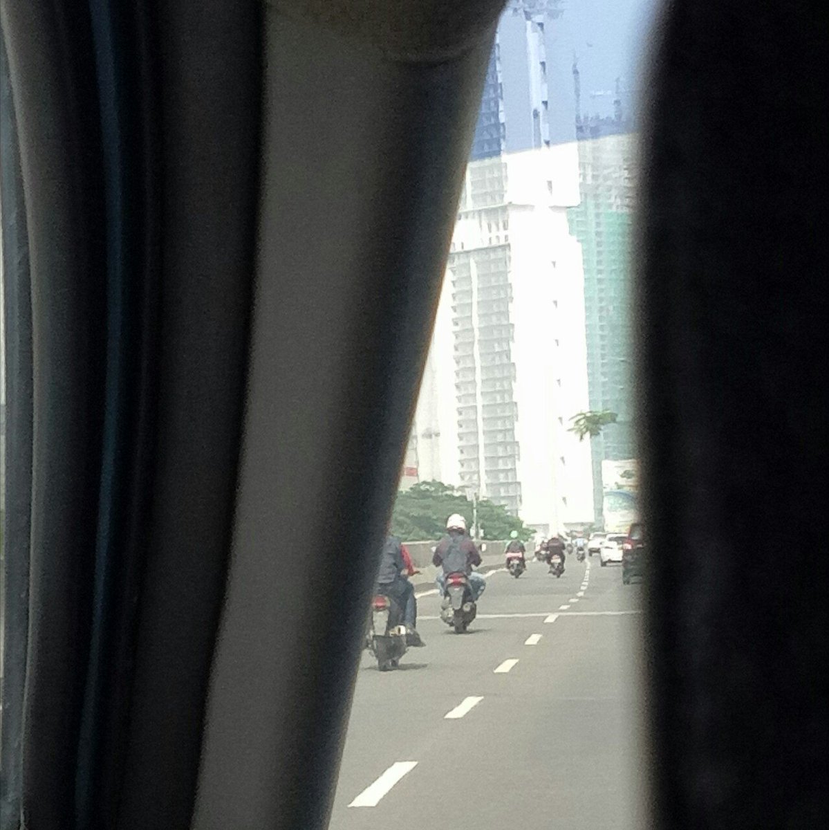 iinsofjan's tweet photo. @TMCPoldaMetro ini beberapa foto yg sempat saya ambil pagi ini di jln layang Kasablanka-KH Mas Mansyur.. https://t.co/1jzdXExXwf