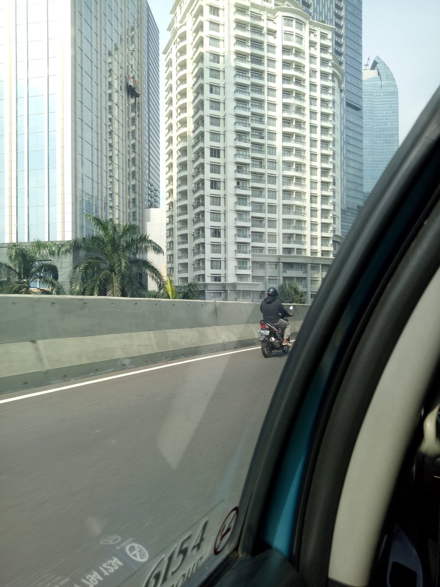 iinsofjan's tweet photo. @TMCPoldaMetro ini beberapa foto yg sempat saya ambil pagi ini di jln layang Kasablanka-KH Mas Mansyur.. https://t.co/1jzdXExXwf