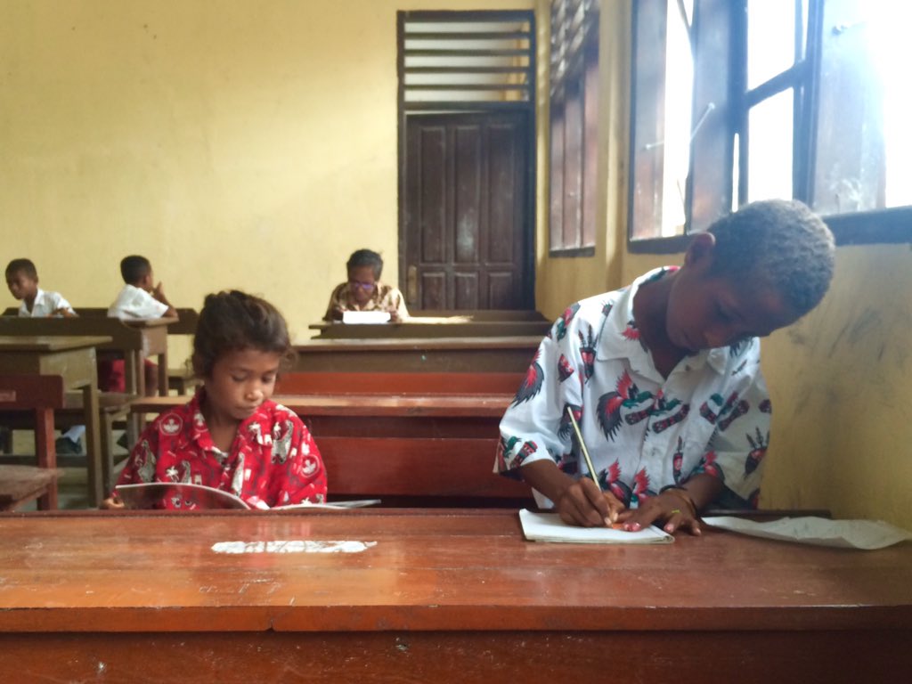 BarefootConserv's tweet photo. Class 1 &amp; 2 students learning English during this Thursdays class. #rajaampat #barefootconservation #education https://t.co/w1vavXepAG