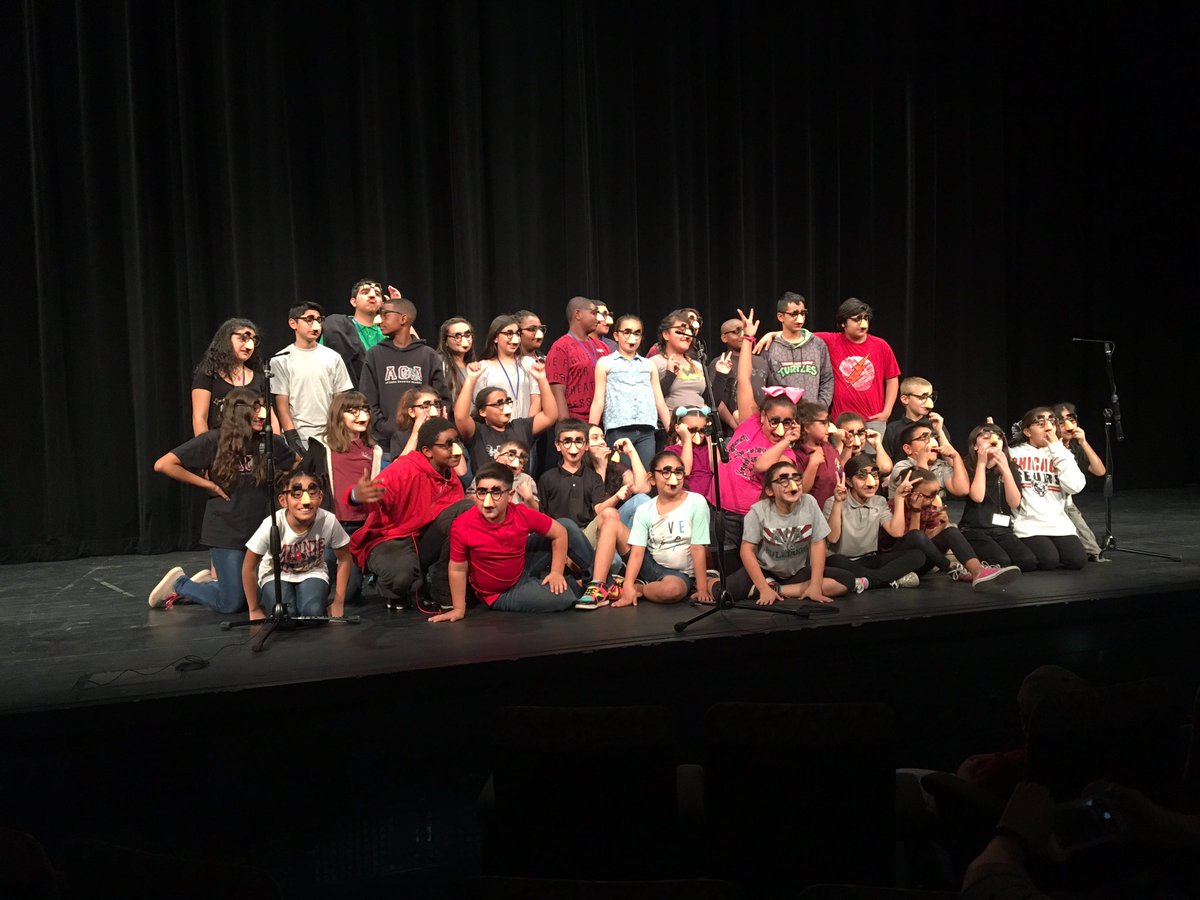 humorwrites's tweet photo. Final Group Picture!! Amazing Show! https://t.co/VHUdxyaPQq