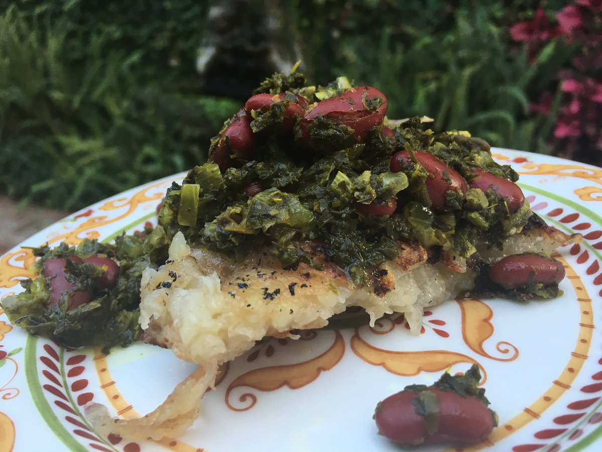 veganhunny's tweet photo. Oily Korean #latke with #gormehsabzi 🌿 #gamjajeon #veganfoodshare #fusion https://t.co/9JFlvIJIFu