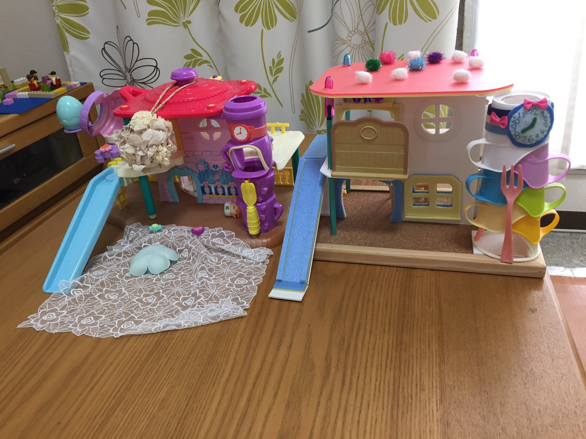 Go ヒミツのここたま が大好きな娘が ここたまハウス を自作している人がいると知った途端に作って作ってということになり 相方が頑張って作って数日で完成させてた 左は娘の友人が持ってきたb社さんの本物w でも 相方のも負けてないよ O