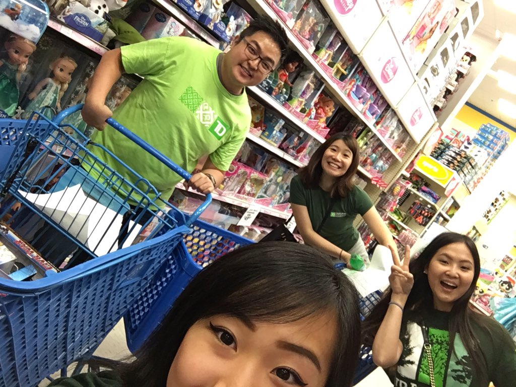ChristineeeeC's tweet photo. TD is volunteering to give back to the community!!! #pacgivesback @rcaresrgives #rmdxmasFund https://t.co/1MkQuRS94P