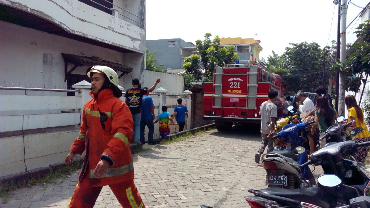 atjandrasa's tweet photo. @TMCPoldaMetro @dkifirefighter . Kebakaran di dekat Perum Vikamas, sekilas terlihat di belakang sekolah (cont) https://t.co/qALy55w8o0 https://t.co/N76XbumQYL