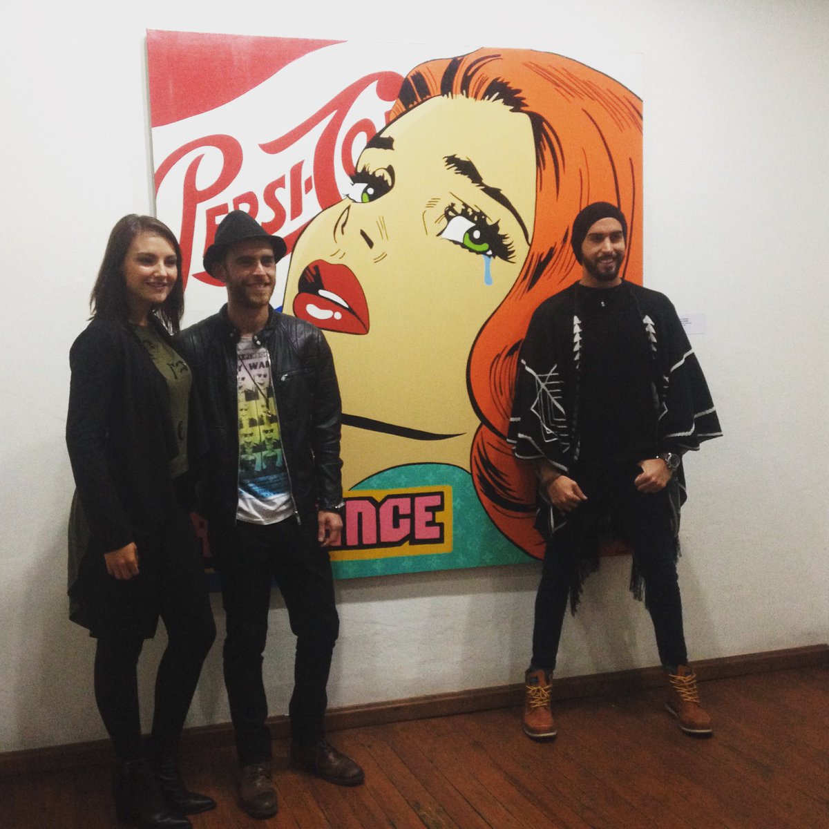 Fase_7's tweet photo. Los actores @jadefrasermx y @robertocarlomx con el artista plástico @javierandrespop en la inauguración de la exposición #RetroPop https://t.co/aP0mtVjiac