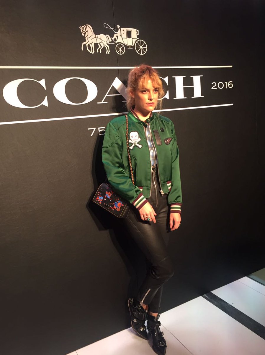 Central_mx's tweet photo. La celebridad @RileyKeough también asistió a la apertura de #coachmx en Vía Santa Fe. #CentralTeAcerca https://t.co/0qHLzrIx3E