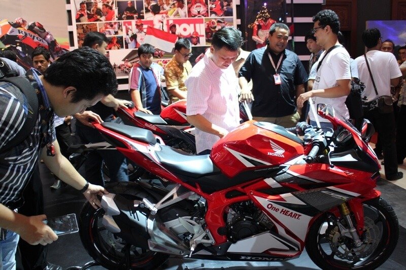 welovehonda's tweet photo. All New CBR250RR jadi primadona penjualan di IMOS 2016 kemarin lho Brosis. https://t.co/IhuBiAZZpf https://t.co/bijXMgh78t