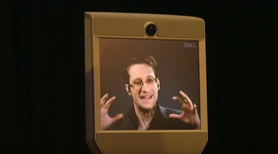 RT_com's tweet photo. ‘Dangerous’: Don’t rely on Facebook as your sole source of news, says Edward Snowden https://t.co/8ndKfnEP9W https://t.co/1bOrdeayXQ