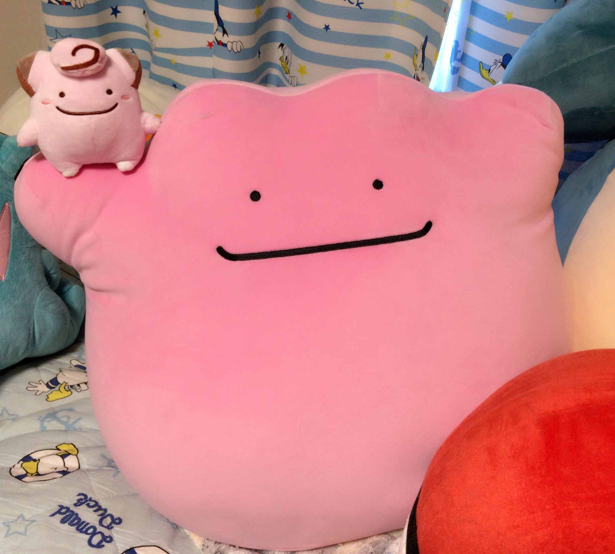 ひまわり荘のぽっちゃん へんしんメタモンピッピと比べると分かりやすい とりあえず置き場所ないから猫のドーム型トイレの上にwwメタモンは生地的に爪とぎされたら辛いかも Pokemon ポケモン 超ビッグサイズもっちりぬいぐるみメタモン T