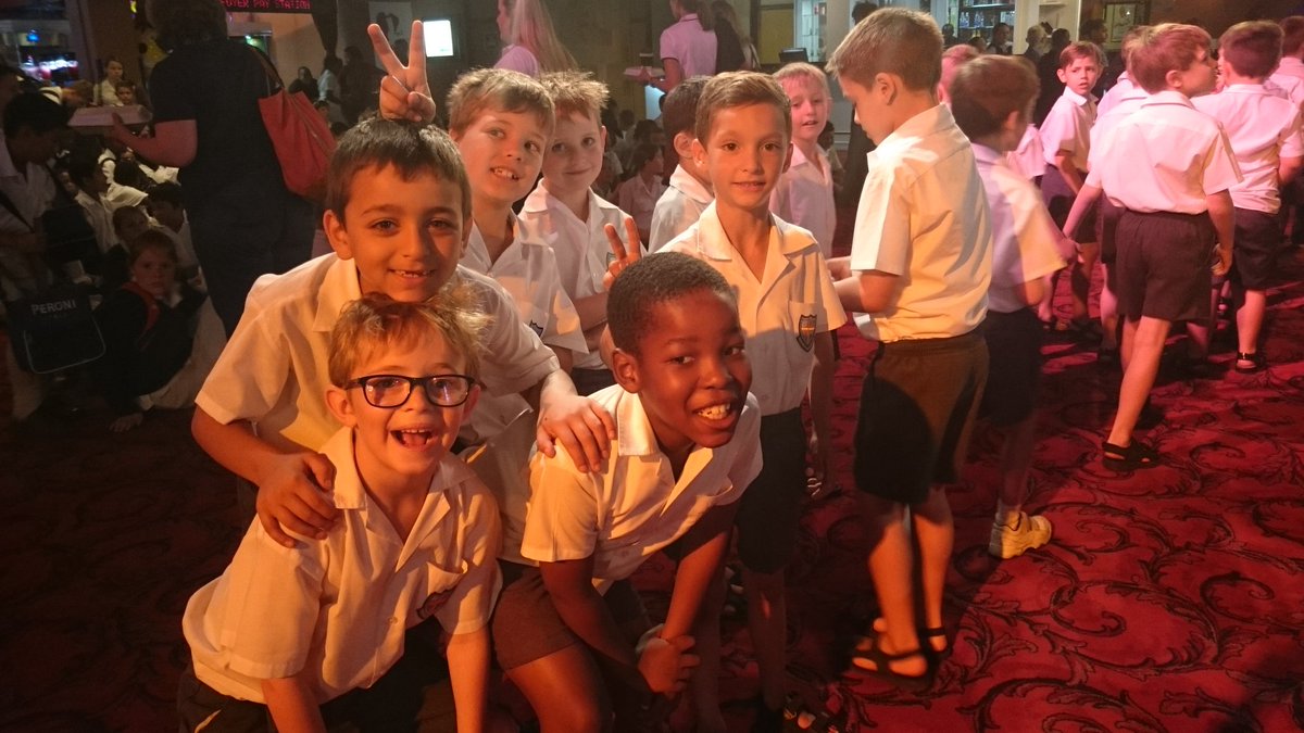 Talz07's tweet photo. Ready for the panto @BenniesJP #joburgtheatre #pantomime #grade1s https://t.co/kXxP1VwTny