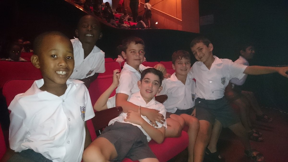 Talz07's tweet photo. Ready for the panto @BenniesJP #joburgtheatre #pantomime #grade1s https://t.co/kXxP1VwTny