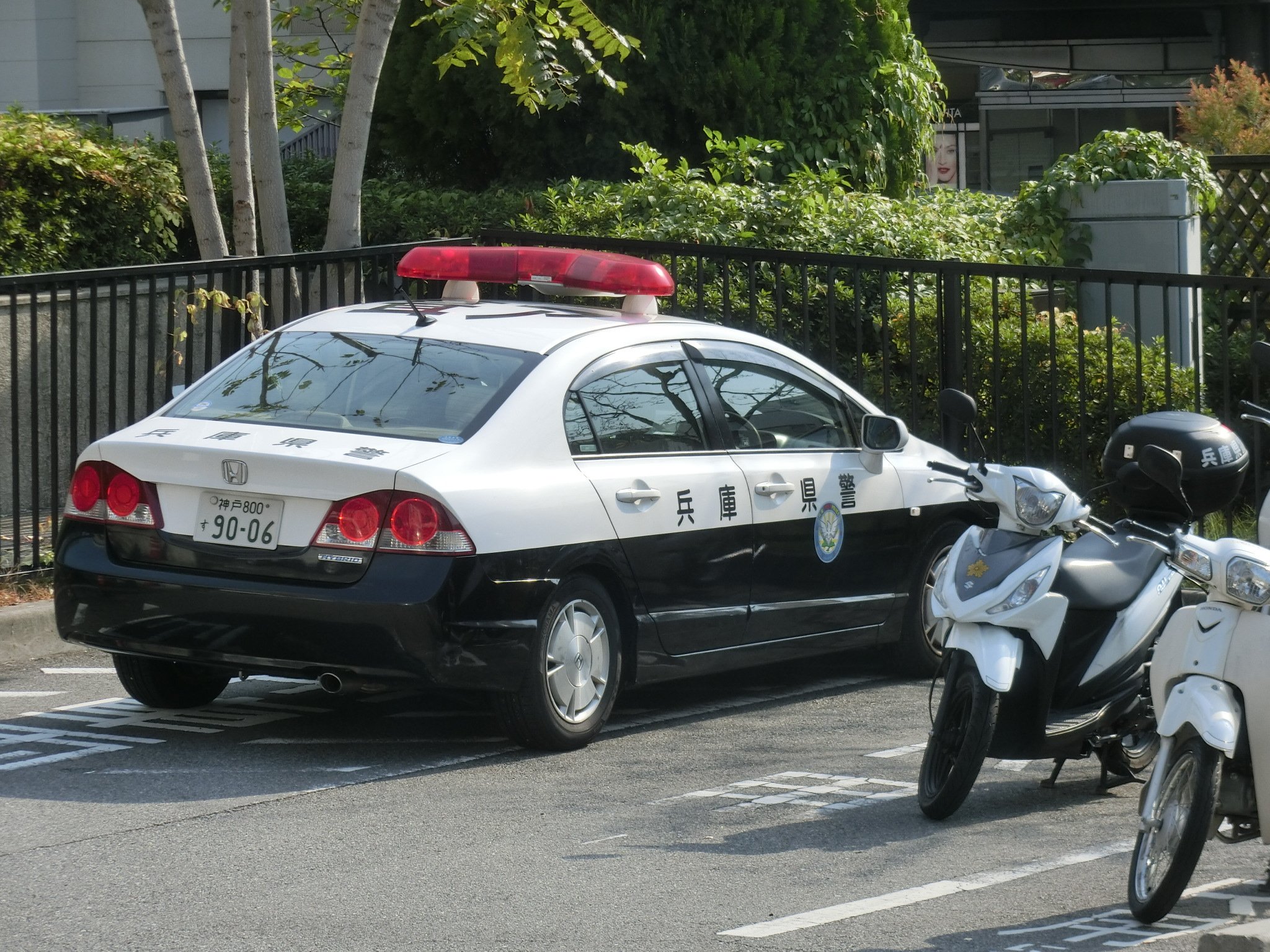 Mf10l33 社員旅行で兵庫に来てます 兵庫県警葺合署三宮センター交番に停車中のホンダ シビックハイブリッド パトカー 葺ア 車種も珍しいですが 対空表示がカタカナなのは兵庫独自ですね 笑 他にスーパーカブ110 アドレス110がありましたが アドレス