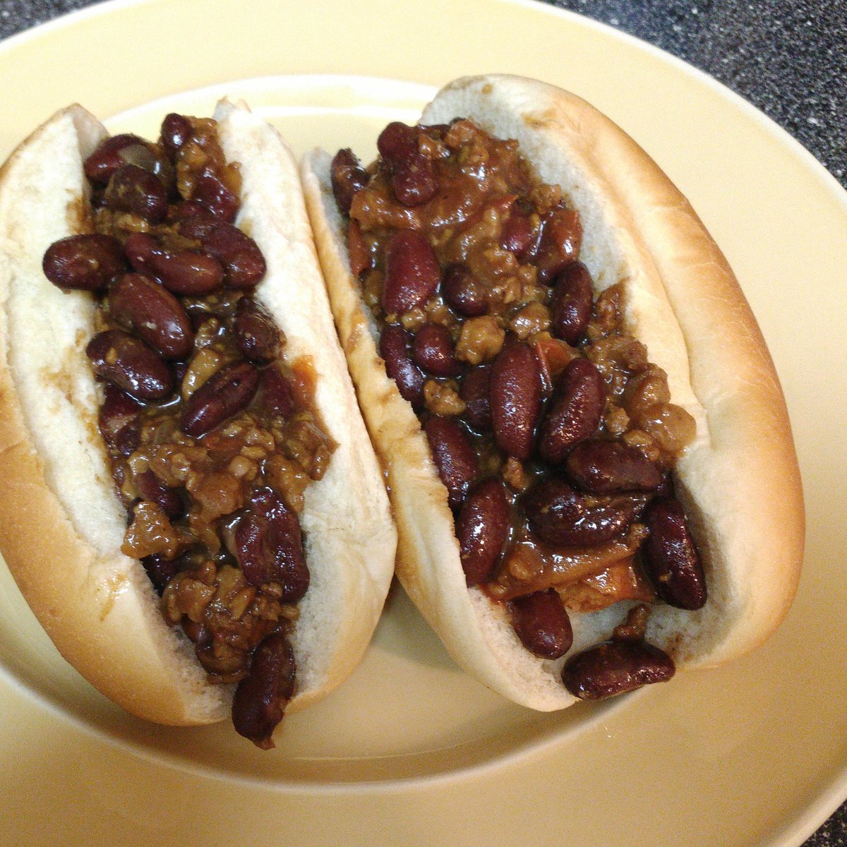 senseivegan's tweet photo. Vegan Chili dogs!! #plantbased #govegan #fitness #wellness #senseivegan https://t.co/yDKKQCqRJA