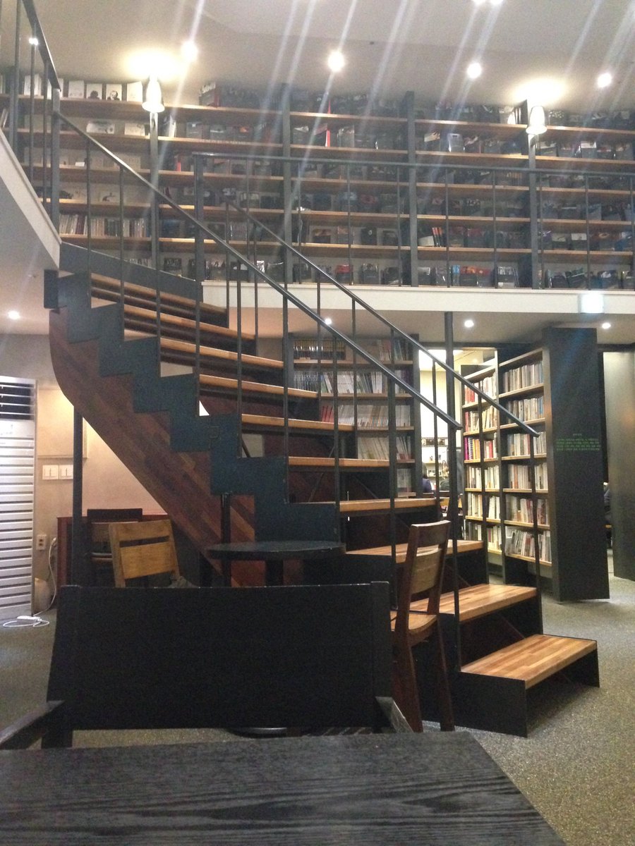 psfairyco's tweet photo. Go-to work cafe in Hongdae since the bakery's under construction. Few non-coffee/milk drink options but look at this staircase. #commacafe https://t.co/Ru6RXwwSJR